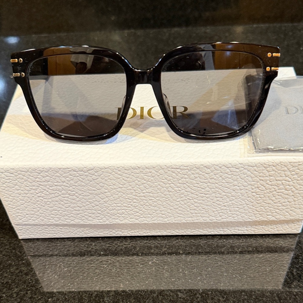 AUTHENTIC Dior Black Sunglasses with Gold Christian Dior Logo - Picture 2 of 6